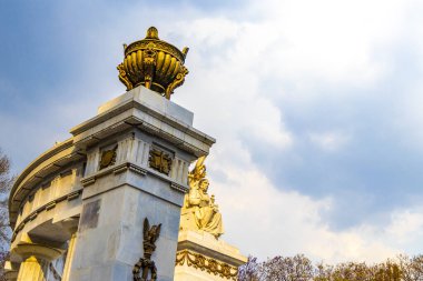 Mexico City, Mexico 10 'da. Şubat 2021 Hemiciclo a Benito Juarez Alameda Central Park 'ta ve Mexico City' nin merkezinde bir mimari başyapıt..