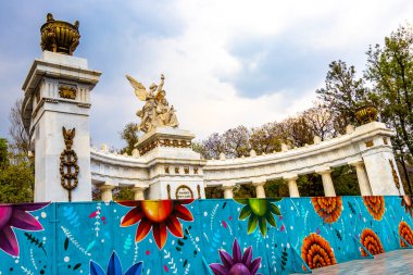 Mexico City, Mexico 10 'da. Şubat 2021 Hemiciclo a Benito Juarez Alameda Central Park Centro Historico City 'deki Coronavirüs yüzünden bir mimari başyapıtı kapatıldı..