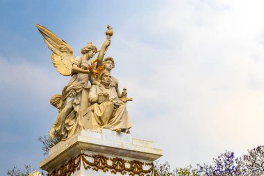 Mexico City, Mexico 10 'da. Şubat 2021 Hemiciclo a Benito Juarez Alameda Central Park 'ta ve Mexico City' nin merkezinde bir mimari başyapıt..