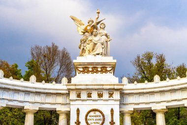 Mexico City, Mexico 10 'da. Şubat 2021 Hemiciclo a Benito Juarez Alameda Central Park 'ta ve Mexico City' nin merkezinde bir mimari başyapıt..
