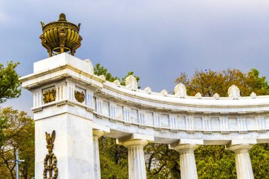 Mexico City, Mexico 10 'da. Şubat 2021 Hemiciclo a Benito Juarez Alameda Central Park 'ta ve Mexico City' nin merkezinde bir mimari başyapıt..