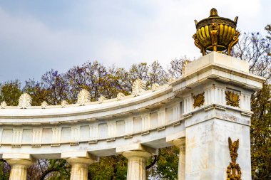 Mexico City, Mexico 10 'da. Şubat 2021 Hemiciclo a Benito Juarez Alameda Central Park 'ta ve Mexico City' nin merkezinde bir mimari başyapıt..