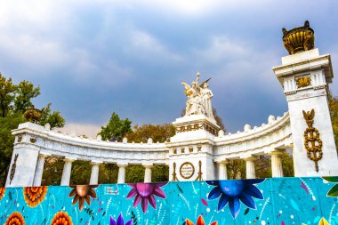 Mexico City, Mexico 10 'da. Şubat 2021 Hemiciclo a Benito Juarez Alameda Central Park Centro Historico City 'deki Coronavirüs yüzünden bir mimari başyapıtı kapatıldı..