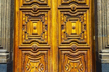 Centro Historico Mexico City 10 numara. Şubat 2021 Eski tarihi binalar kilise katedrali detaylar Centro Historico City Mexico 'daki bir kapının desen dokusu.