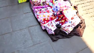 Centro Historico Mexico City 2021. Kalabalık caddede pazar satış mağazaları ve Centro Historico City Mexico City 'deki insanlar ile birlikte yürüyün..