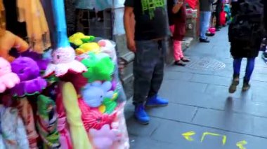 Centro Historico Mexico City 2021. Kalabalık caddede pazar satış mağazaları ve Centro Historico City Mexico City 'deki insanlar ile birlikte yürüyün..