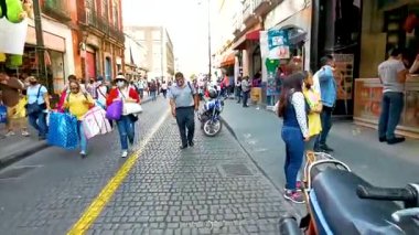 Centro Historico Mexico City Mexico 2021 işlek cadde pazar satış mağazaları ve Centro Historico City Mexico City 'deki insanlar.