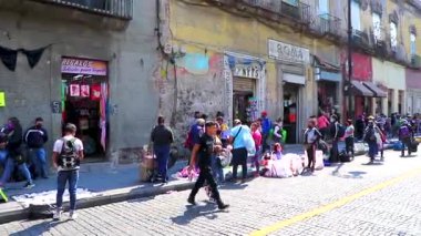 Centro Historico Mexico City Mexico 2021 işlek cadde pazar satış mağazaları ve Centro Historico City Mexico City 'deki insanlar.