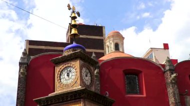 Centro Historico Mexico City, 11 numara. Şubat 2021 Güzel saat kulesi Centro Historico Mexico City 'de altın çan mimarisi ve binaları ile.