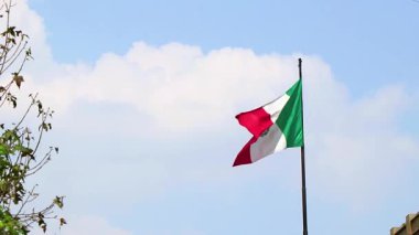 Meksika bayrağı yeşil kırmızı ve mavi gökyüzü Centro Historico City Mexico 'da.