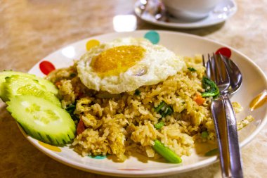 Güney Asya 'daki Chiang Mai Amphoe Mueang Mai Tayland' da salatalık ve yumurta ile Asya usulü kızartılmış sebze pilavı..