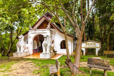 Chiang Mai Amphoe Mueang Chiang Mai Tayland 31 numara. Ekim 2018 Wat Pha Lat Tapınağı. Chiang Mai Tayland 'da tropikal doğa ormanlarında mimari yapı inşa ediliyor..