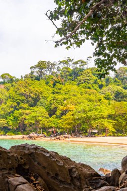 Khao Lak Lam Ru Ulusal Parkı Khuekkhak Phang Nga Tayland 'ın turkuaz mavi su dalgaları ve kayaları ile muhteşem küçük kumlu tropikal manzara manzarası.