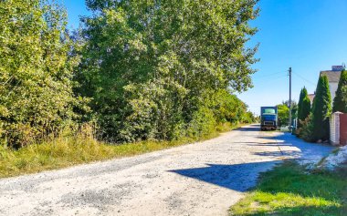 Leninskiy Rayon Brest İlçe Brest Bölgesi Belarus 'ta bir orman yolu ve patika üzerinde kırsal köyde doğa yürüyüşü.