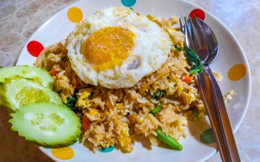 Güney Asya 'daki Chiang Mai Amphoe Mueang Mai Tayland' da salatalık ve yumurta ile Asya usulü kızartılmış sebze pilavı..