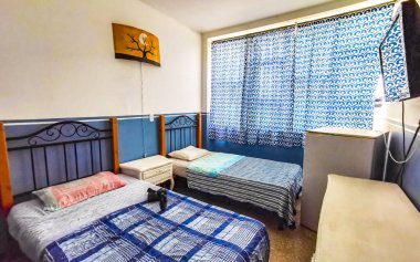 Centro Historico Mexico City 07. Şubat 2021 Centro Historico Mexico City 'de yatak dolabı ve penceresi olan koyu mavi bir otel odası..