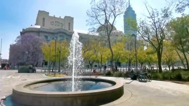 Mexico City, Meksika 09 'da. Şubat 2021 Centro Historico City Mexico 'daki Alameda Central Park' ta çeşme suyu mimarisi.