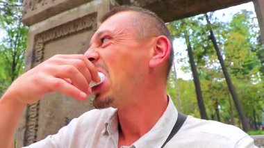 Adam Centro Historico City Mexico 'daki parkta beyaz bir çörek yiyor..