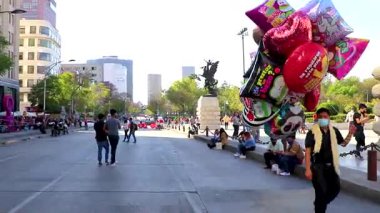 Centro Historico Mexico City 14 numara. Şubat 2021 'de turizm satışlarıyla Pedestrian caddesi Centro Historico Mexico City' deki dükkanlar ve insanlar tarafından işletiliyor..