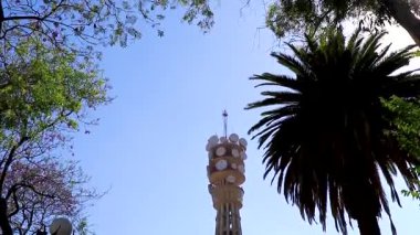 Centro Historico Mexico City 14 numara. Şubat 2021 5G radar kulesi Centro Historico Mexico City 'de palmiye ağaçları ve mavi gökyüzü ile uydu antenleri ile.
