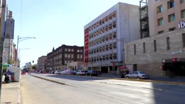 Centro Historico Mexico City 14 numara. Şubat 2021 Yolları İnsanlar trafik trafik ve modern binalar Centro Historico Mexico City.