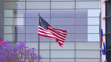 Amerika Birleşik Devletleri bayrağı ve Kolombiya ve Kosta Rika bayrakları Centro Historico Mexico City 'de camdan yapılmış gökdelenin önünde.