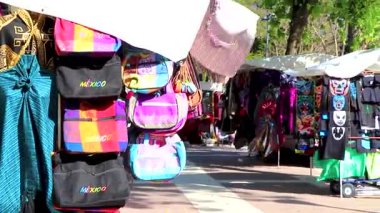 Centro Historico Mexico City 14 numara. Şubat 2021 'de Windy Caddesi' nde market ve Mexico City Mexico 'da insanlar var..