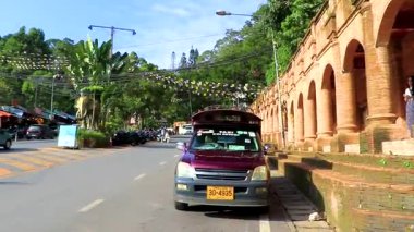 Chiang Mai Tayland 31 numara. Ekim 2018 Renkli şehir ve doğa karayolu trafik arabaları ve binalarla dolu Chiang Mai Amphoe Mueang Chiang Mai Tayland.