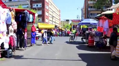 Centro Historico Mexico City 14 numara. Şubat 2021 'de gıda pazarı satışlarıyla birlikte mağazalar ve insanlar Centro Historico City Mexico' da..