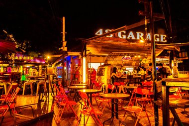 Chiang Mai Amphoe Mueang Chiang Mai Tayland 30 numara. Ekim 2018 'de Güney Asya' daki Chiang Mai Tayland 'da Gece Restoranı ve Barında Masa ve Sandalyeler.