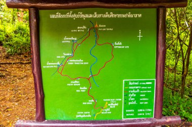 Chiang Mai Amphoe Mueang Chiang Mai Tayland 31 numara. Ekim 2018 'de Chiang Mai Tayland' da yürüyüş parkurundaki tropik doğa ormanındaki Wat Pha Lat tapınağına işaret levhası..