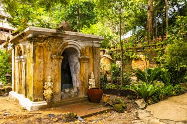 Chiang Mai Amphoe Mueang Chiang Mai Tayland 31 numara. Ekim 2018 Wat Pha Lat Tapınağı. Chiang Mai Tayland 'da tropikal doğa ormanlarında mimari yapı inşa ediliyor..