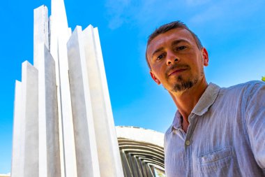 Uluslararası Tsunami Müzesi ve Khao Lak Amphoe Takua Pa Phang Nga Tayland 'daki Anıt Parkı mimari binasında erkek turist..