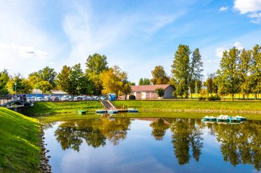 Brest Brest Bölgesi Belarus 20. Eylül 2020 Brest City Park yeşil doğa manzarası Leninskiy Rayon Brest İlçe Brest Bölgesi Belarus 'ta güzel bir nehir gölü gölü ve köprüsü ile.