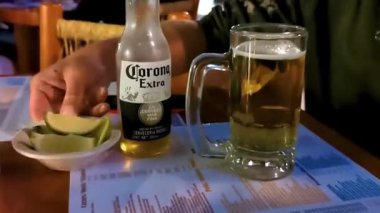 Centro Historico Mexico City 14 numara. Şubat 2021 Corona Biraları ve Lime Centro Historico City Mexico 'da bir Bar Restoranında.