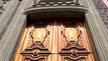 Centro Historico Mexico City, 11 numara. Şubat 2021 Eski tarihi binalar kilise katedrali detaylar Centro Historico City Mexico 'daki bir kapının desen dokusu.