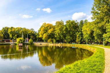 Brest Brest Bölgesi Belarus 20. Eylül 2020 Brest City Park yeşil doğa sanat ve peyzaj Leninskiy Rayon Brest Brest İlçe Brest Bölgesi Belarus güzel bir nehir gölü gölet.