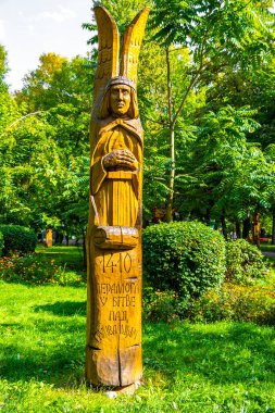 Brest Brest Bölgesi Belarus 20. Eylül 2020 Brest City Park Yeşil Doğa Sanatı ve oyulmuş ahşap heykel heykeli Leninskiy Rayon Brest Bölgesi Belarus.