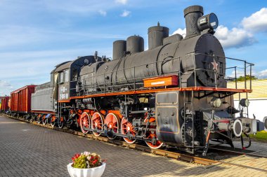 Brest Brest Bölgesi Belarus 20. Eylül 2020 Siyah klasik antika tren lokomotifleri Leninskiy Rayon Brest Belarus Demiryolu Mühendislik Müzesi 'nde buharlı lokomotifler.