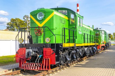 Brest Brest Bölgesi Belarus 20. Eylül 2020 Klasik antika yeşil tren lokomotifleri Leninskiy Rayon Brest Belarus 'taki Demiryolu Mühendislik Müzesi' nde buharlı lokomotifler.