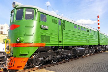 Brest Brest Bölgesi Belarus 20. Eylül 2020 Klasik antika yeşil tren lokomotifleri Leninskiy Rayon Brest Belarus 'taki Demiryolu Mühendislik Müzesi' nde buharlı lokomotifler.