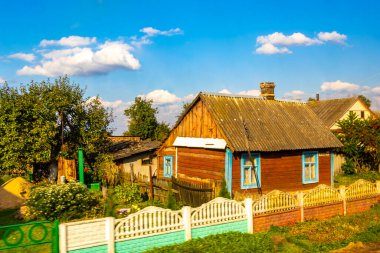 Kamyanyet İlçe Brest Bölgesi Belarus 25. Eylül 2020 'de Kamyanyet İlçe Brest Bölgesi Belarus' ta küçük bir köy kasabasında ev kulübeleri ve binalar inşa edildi..