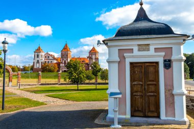 Mir Karelichy Bölgesi Hrodna Bölgesi Belarus 28. Eylül 2020 Zaslauski Kilisesi Mir Şatosu Majestic Kalesi Park ve Mir Belarus 'ta göl nehri olan anıt.
