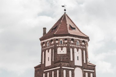 Mir Karelichy Bölgesi Hrodna Bölgesi Belarus 28. Eylül 2020 Mir Kalesi Görkemli Kale Park ve Mir Belarus kulesi ve kubbesi ile anıt.