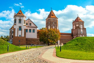 Mir Karelichy Bölgesi Hrodna Bölgesi Belarus 28. Eylül 2020 Mir Kalesi Görkemli Kale Park ve Mir Belarus göl nehri ile anıt.