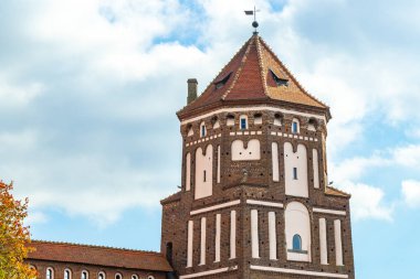 Mir Karelichy Bölgesi Hrodna Bölgesi Belarus 28. Eylül 2020 Mir Kalesi Görkemli Kale Park ve Mir Belarus kulesi ve kubbesi ile anıt.