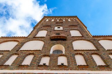 Mir Karelichy Bölgesi Hrodna Bölgesi Belarus 28. Eylül 2020 Mir Kalesi Görkemli Kale Park ve Mir Belarus göl nehri ile anıt.