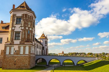 Mir Karelichy Bölgesi Hrodna Bölgesi Belarus 28. Eylül 2020 Mir Kalesi Görkemli Kale Park ve Mir Belarus göl nehri ile anıt.