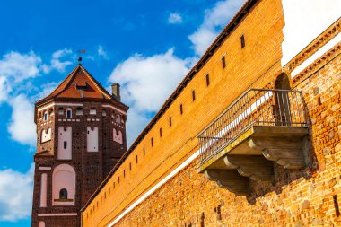 Mir Karelichy Bölgesi Hrodna Bölgesi Belarus 28. Eylül 2020 Mir Kalesi Görkemli Kale Park ve Mir Belarus göl nehri ile anıt.