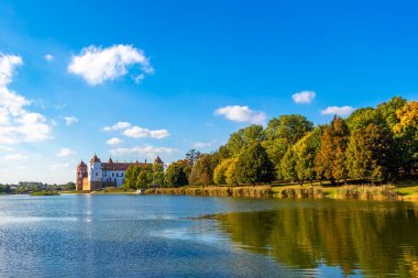 Mir Karelichy Bölgesi Hrodna Bölgesi Belarus 28. Eylül 2020 Mir Kalesi Görkemli Kale Park ve Mir Belarus göl nehri ile anıt.